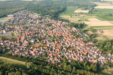 Ortsansicht der Straßen und Häuser der Wohngebiete in Oberhoffen-sur-Moder in Grand Est im Bundesland Bas-Rhin, Frankreich