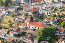 Kirchengebäude im Dorfkern in Schirrhein in Grand Est im Bundesland Bas-Rhin, Frankreich