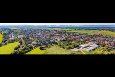 Stadtpanorama von der Bahnlinie über Raiffeisenstraße bis DBK in den Unterkandeler Gärten in Kandel im Bundesland Rheinland-Pfalz, Deutschland