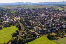 Stadtansicht mit Bahnlinie von Südosten in Kandel im Bundesland Rheinland-Pfalz, Deutschland