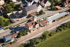 Gleisverlauf und Bahnhofsgebäude der Deutschen Bahn in Rülzheim im Bundesland Rheinland-Pfalz, Deutschland