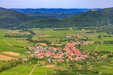 Luftbild von Dorfansicht von Osten in Göcklingen im Bundesland Rheinland-Pfalz, Deutschland