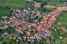 Dorfansicht von Nordosten in Göcklingen im Bundesland Rheinland-Pfalz, Deutschland