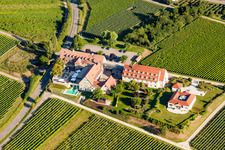 Gebäudekomplex der Hotelanlage Leinsweiler Hof in Leinsweiler im Bundesland Rheinland-Pfalz, Deutschland aus der Luft