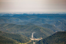 Blick bis hinter Landstuhl im Ortsteil Sarnstall in Annweiler am Trifels im Bundesland Rheinland-Pfalz, Deutschland