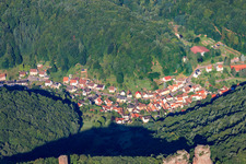 Blick aus Osten von der Ruine Scharfenberg ins Dorf im Ortsteil Bindersbach in Annweiler am Trifels im Bundesland Rheinland-Pfalz, Deutschland