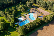 Schwimmbecken des Freibades Waldfreibad in Steinfeld im Bundesland Rheinland-Pfalz, Deutschland