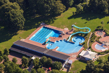 Schrägluftbild von Waldschwimmbad Kandel im Bundesland Rheinland-Pfalz, Deutschland
