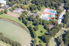 Badegäste auf den Liegewiesen am Schwimmbecken des Freibades Rheinstrandbad Rappenwört am Rhein im Ortsteil Daxlanden in Karlsruhe im Bundesland Baden-Württemberg, Deutschland