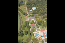 Luftaufnahme von Badegäste auf den Liegewiesen am Schwimmbecken des Freibades Rheinstrandbad Rappenwört am Rhein im Ortsteil Daxlanden in Karlsruhe im Bundesland Baden-Württemberg, Deutschland