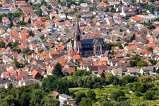 Kirchengebäude der Maria Königin der Engel im Altstadt- Zentrum der Innenstadt in Muggensturm im Bundesland Baden-Württemberg, Deutschland