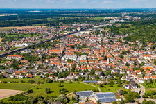 Ortsansicht der Straßen und Häuser der Wohngebiete in Sinzheim im Bundesland Baden-Württemberg, Deutschland