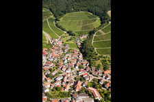 Dorf - Ansicht am Rande von Weinbergen und Waldflächen im Ortsteil Eisental in Bühl im Bundesland Baden-Württemberg, Deutschland