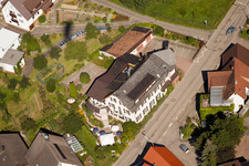 Schrägluftbild von Hotel Restaurant Rebstock im Ortsteil Riegel in Bühl im Bundesland Baden-Württemberg, Deutschland