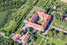 Luftaufnahme von Gebäudekomplex des Klosters Kloster der Franziskanerinnen Erlenbad e.V. im Ortsteil Obersasbach in Sasbach im Bundesland Baden-Württemberg, Deutschland