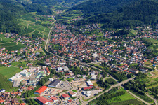 Stadtansicht im Acher-Tal von Nordwesten in Kappelrodeck im Bundesland Baden-Württemberg, Deutschland