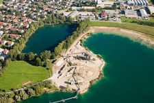 Dorf an den See- Uferbereichen des Risisee und Kiesbaggeranlagen im Ortsteil Gamshurst in Achern im Bundesland Baden-Württemberg, Deutschland