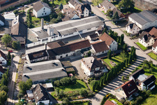 Gebäude und Produktionshallen auf dem Werksgelände Muffenrohr GmbH in Ottersweier im Ortsteil Hatzenweier im Bundesland Baden-Württemberg, Deutschland von der Drohne aus gesehen