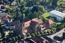 Luftaufnahme von Kirchengebäude der Katholische Pfarrkirche St. Johannes in Ottersweier im Ortsteil Weier im Bundesland Baden-Württemberg, Deutschland