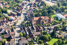 Schrägluftbild von Kirchengebäude der Katholische Pfarrkirche St. Johannes in Ottersweier im Ortsteil Weier im Bundesland Baden-Württemberg, Deutschland