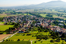 Dorf - Ansicht am Rande von landwirtschaftlichen Feldern und Nutzflächen in Weitenung in Bühl im Bundesland Baden-Württemberg, Deutschland