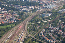 Luftaufnahme von Gleisverlauf und Gebäude des Hauptbahnhofes der Deutschen Bahn in Karlsruhe im Ortsteil Südweststadt im Bundesland Baden-Württemberg, Deutschland