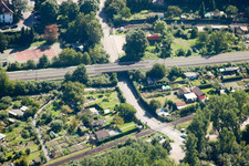Eisenbahn- Brückenbauwerk zur Streckenführung der Bahn- Gleise in Karlsruhe im Ortsteil Weiherfeld-Dammerstock im Bundesland Baden-Württemberg, Deutschland