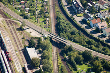 Luftbild von Streckenführung der Bahn- Kreuzung der Schienen- und Gleisanlagen der Deutschen Bahn in Karlsruhe im Ortsteil Weiherfeld-Dammerstock im Bundesland Baden-Württemberg, Deutschland