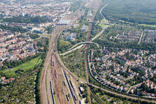 Schrägluftbild von Gleisverlauf und Gebäude des Hauptbahnhofes der Deutschen Bahn in Karlsruhe im Ortsteil Südweststadt im Bundesland Baden-Württemberg, Deutschland