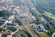 Gleisverlauf und Gebäude des Hauptbahnhofes der Deutschen Bahn in Karlsruhe im Ortsteil Südweststadt im Bundesland Baden-Württemberg, Deutschland von oben