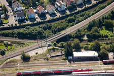 Luftaufnahme von Streckenführung der Bahn- Kreuzung der Schienen- und Gleisanlagen der Deutschen Bahn in Karlsruhe im Ortsteil Beiertheim-Bulach im Bundesland Baden-Württemberg, Deutschland