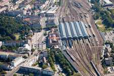 Gleisverlauf und Gebäude des Hauptbahnhofes der Deutschen Bahn in Karlsruhe im Ortsteil Südweststadt im Bundesland Baden-Württemberg, Deutschland aus der Luft