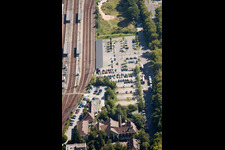 Gleisverlauf und Gebäude des Hauptbahnhofes der Deutschen Bahn in Karlsruhe im Ortsteil Südweststadt im Bundesland Baden-Württemberg, Deutschland von oben gesehen