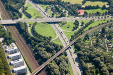 Verkehrsführung und Fahrbahnen der Straßenführung am Kreuz Südtangente zum Zubringer A5 Karlsruhe Ettlingen vor dem Edeltrudtunnel in Karlsruhe im Ortsteil Beiertheim-Bulach im Bundesland Baden-Württemberg, Deutschland