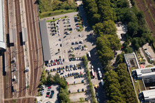 Gleisverlauf und Gebäude des Hauptbahnhofes der Deutschen Bahn in Karlsruhe im Ortsteil Südweststadt im Bundesland Baden-Württemberg, Deutschland vom Flugzeug aus