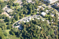 Aussichtsplattform Lauterberg und Eisbärengehege im Zoogelände am Tierpark Zoologischer Stadtgarten mit Bootsgondeln auf dem See im Ortsteil Südweststadt in Karlsruhe im Bundesland Baden-Württemberg, Deutschland