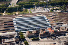 Gleisverlauf und Gebäude des Hauptbahnhofes Karlsruhe in Karlsruhe im Ortsteil Südweststadt im Bundesland Baden-Württemberg, Deutschland