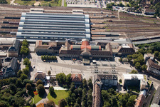 Gleisverlauf und Gebäude des Hauptbahnhofes der Deutschen Bahn in Karlsruhe im Ortsteil Südweststadt im Bundesland Baden-Württemberg, Deutschland aus der Vogelperspektive