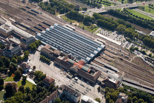 Gleisverlauf und Gebäude des Hauptbahnhofes der Deutschen Bahn in Karlsruhe im Ortsteil Südweststadt im Bundesland Baden-Württemberg, Deutschland aus der Luft betrachtet