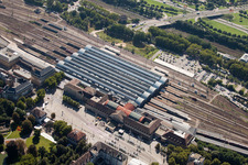 Drohnenaufname von Gleisverlauf und Gebäude des Hauptbahnhofes der Deutschen Bahn in Karlsruhe im Ortsteil Südweststadt im Bundesland Baden-Württemberg, Deutschland