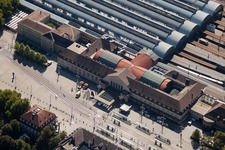 Luftbild von Gleisverlauf und Gebäude des Hauptbahnhofes Karlsruhe in Karlsruhe im Ortsteil Südweststadt im Bundesland Baden-Württemberg, Deutschland