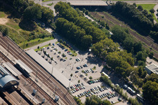 Gleisverlauf und Gebäude des Hauptbahnhofes der Deutschen Bahn in Karlsruhe im Ortsteil Südweststadt im Bundesland Baden-Württemberg, Deutschland aus der Drohnenperspektive