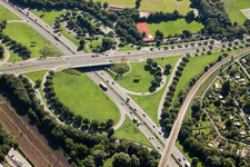 Luftbild von Verkehrsführung und Fahrbahnen der Straßenführung am Kreuz Südtangente zum Zubringer A5 Karlsruhe Ettlingen vor dem Edeltrudtunnel in Karlsruhe im Ortsteil Beiertheim-Bulach im Bundesland Baden-Württemberg, Deutschland