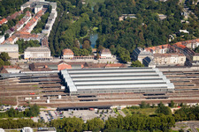 Gleisverlauf und Gebäude des Hauptbahnhofes der Deutschen Bahn in Karlsruhe im Ortsteil Südweststadt im Bundesland Baden-Württemberg, Deutschland von einer Drohne aus