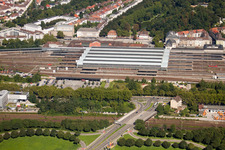 Gleisverlauf und Gebäude des Hauptbahnhofes der Deutschen Bahn in Karlsruhe im Ortsteil Südweststadt im Bundesland Baden-Württemberg, Deutschland von der Drohne aus gesehen