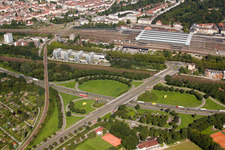 Schrägluftbild von Verkehrsführung und Fahrbahnen der Straßenführung am Kreuz Südtangente zum Zubringer A5 Karlsruhe Ettlingen vor dem Edeltrudtunnel in Karlsruhe im Ortsteil Beiertheim-Bulach im Bundesland Baden-Württemberg, Deutschland