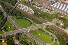 Verkehrsführung und Fahrbahnen der Straßenführung am Kreuz Südtangente zum Zubringer A5 Karlsruhe Ettlingen vor dem Edeltrudtunnel in Karlsruhe im Ortsteil Beiertheim-Bulach im Bundesland Baden-Württemberg, Deutschland von oben