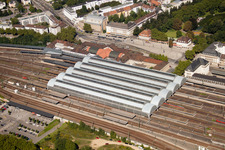 Luftbild von Gleisverlauf und Gebäude des Hauptbahnhofes der Deutschen Bahn in Karlsruhe im Ortsteil Südweststadt im Bundesland Baden-Württemberg, Deutschland