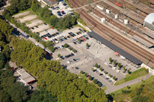 Luftaufnahme von Gleisverlauf und Gebäude des Hauptbahnhofes der Deutschen Bahn in Karlsruhe im Ortsteil Südweststadt im Bundesland Baden-Württemberg, Deutschland
