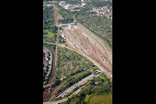 Luftaufnahme von Verlauf der Bahngleise über dem Edeltrud Tunnel der Südtangente die Straße B10 verläuft durch den Tunnel im Ortsteil Beiertheim - Bulach in Karlsruhe im Ortsteil Beiertheim-Bulach im Bundesland Baden-Württemberg, Deutschland